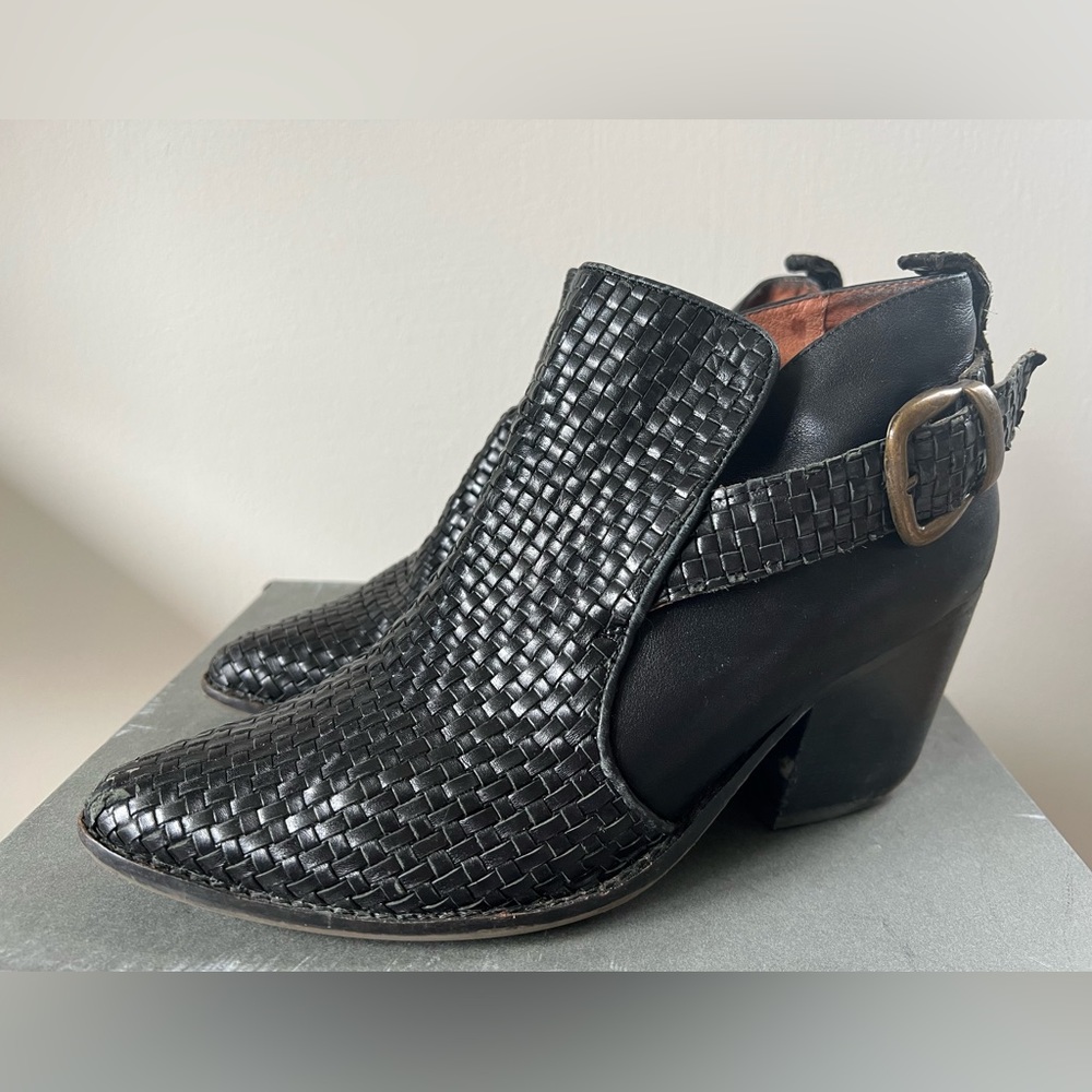 Jeffrey Campbell Robinson Black Bootie Size 9